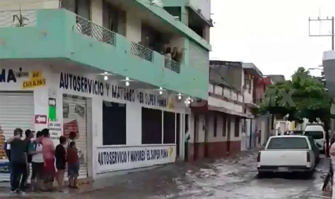 Intensa lluvia provoca el desbordamiento de río