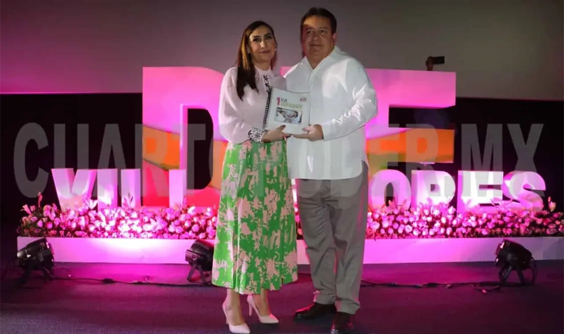 La representante del Sistema DIF Municipal, hizo entrega de la glosa al alcalde Mariano Rosales. CP