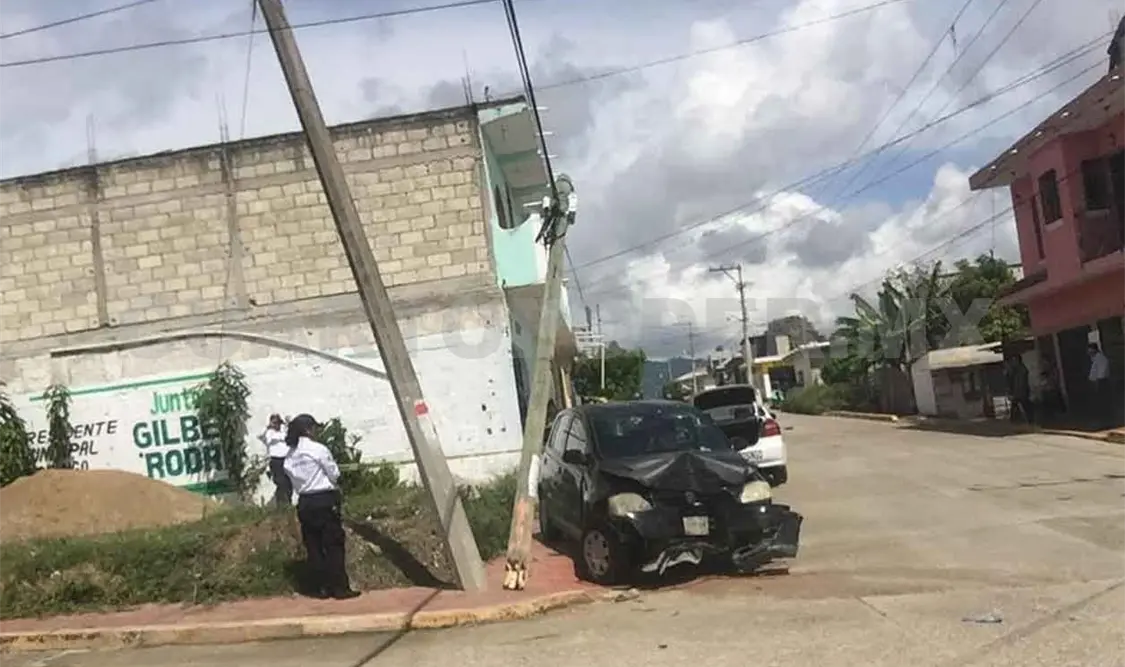 Veloz conductor destroza un poste