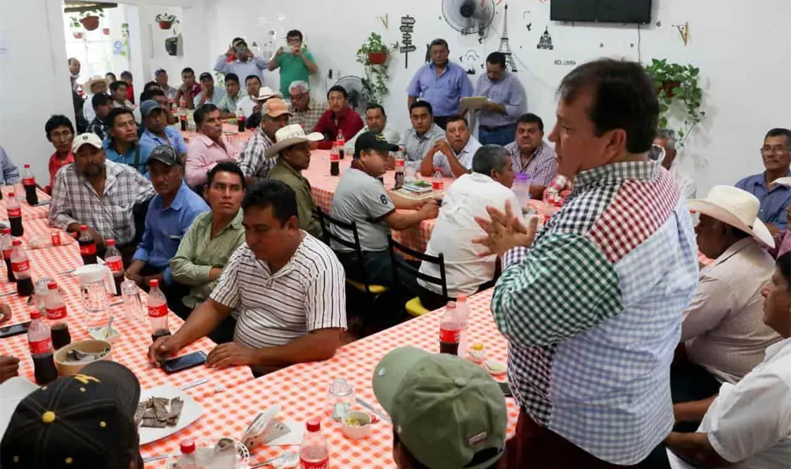 El alcalde de Villaflores, Mariano Rosales, en reunión con comisariados ejidales. Cortesía