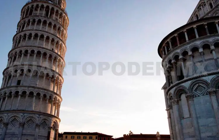 Turistas tallan sus nombres en la Torre de Pisa