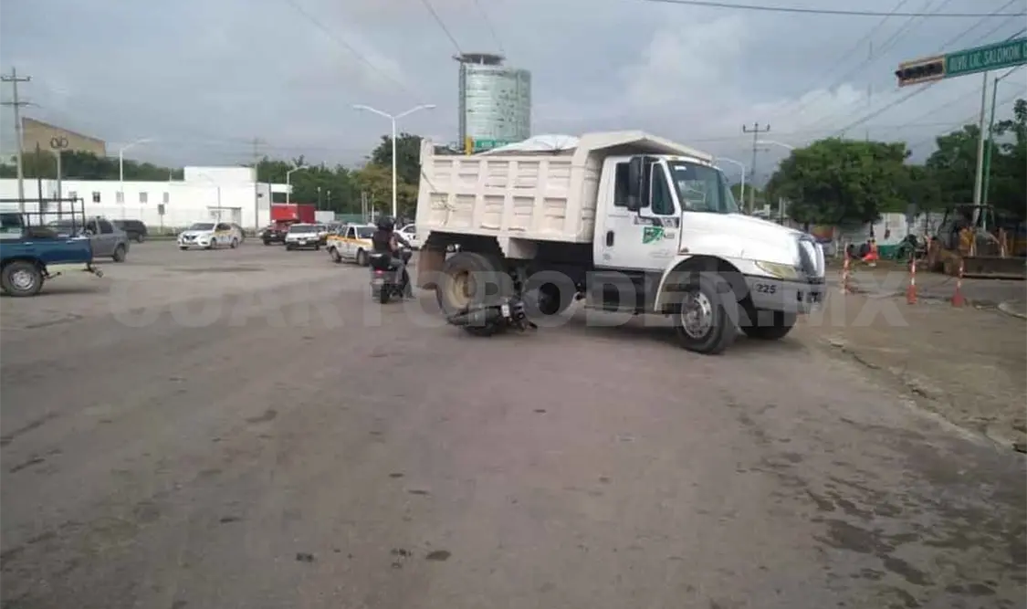 Motociclista arrollado por un camión de carga