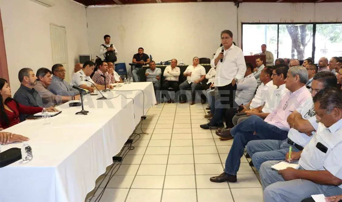 Autoridades sostienen reunión con transportistas
