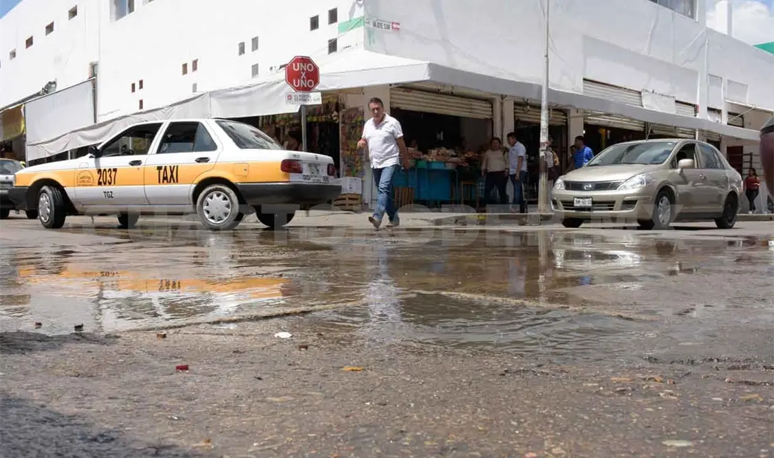 Denuncian aguas negras en pleno centro de la capital