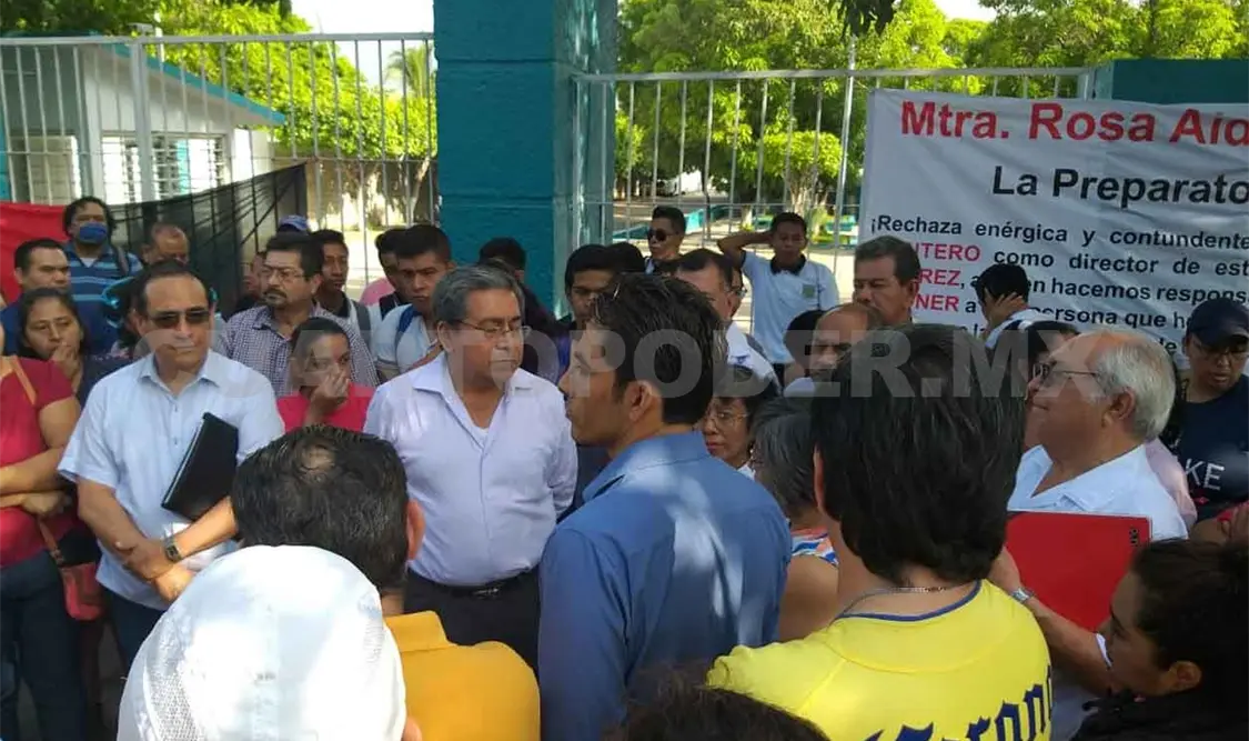 Toman plantel por supuesta imposición de director
