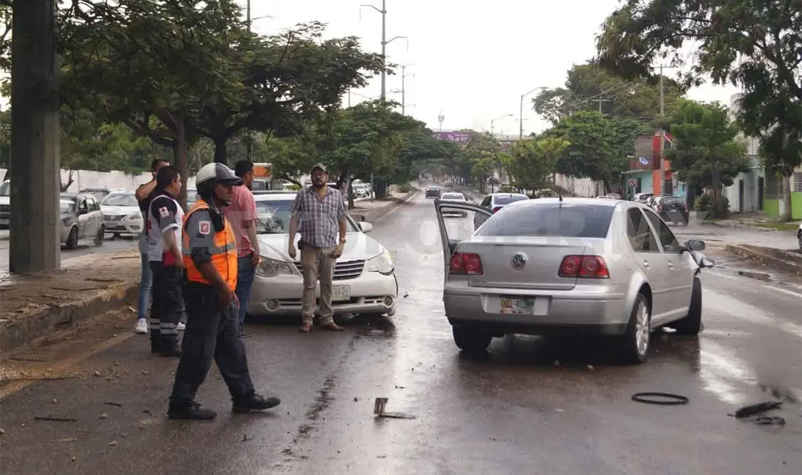 Tres lesionados tras fuerte choque entre particulares
