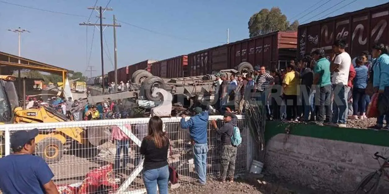 Tren embiste transporte público; nueve muertos