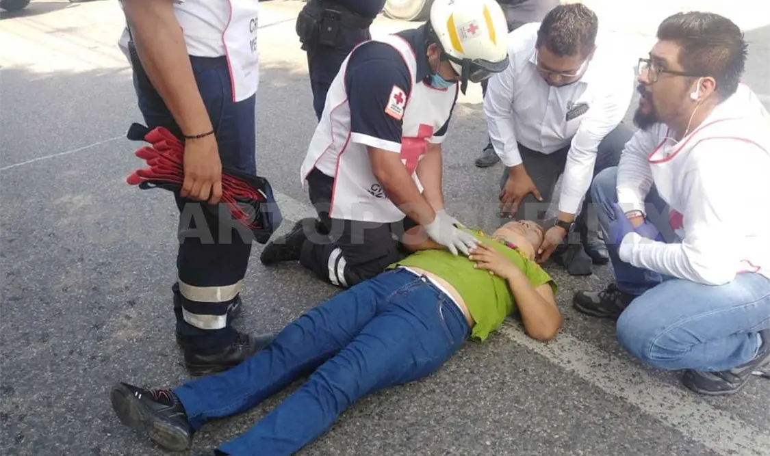 Mujer es arrollada por taxi frente a la Corona