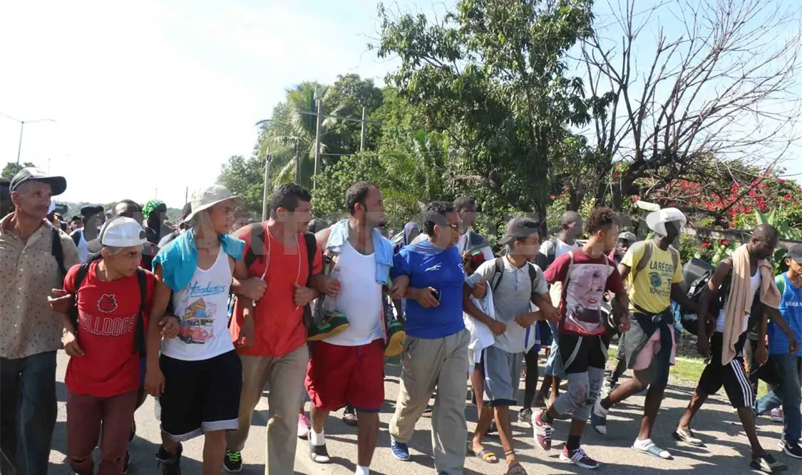 La madrugada de este sábado partió la caravana de Tapachula. El Universal