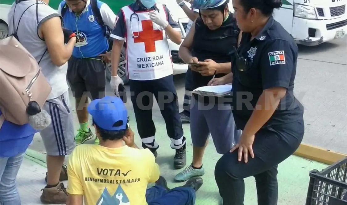 Paramédicos de la Cruz Roja Mexicana se presentaron para la valoración de la pequeñita y del ciclista, siendo trasladados a un hospital. Edberg Mayorga / CP