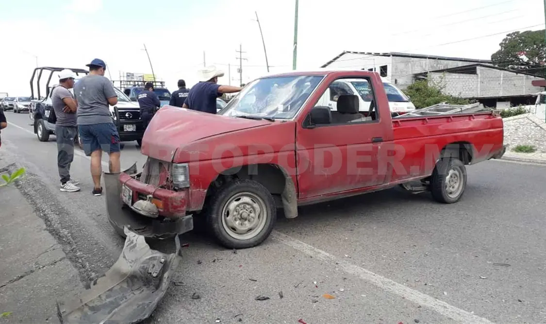 Quedan dos heridos en fuerte percance vial