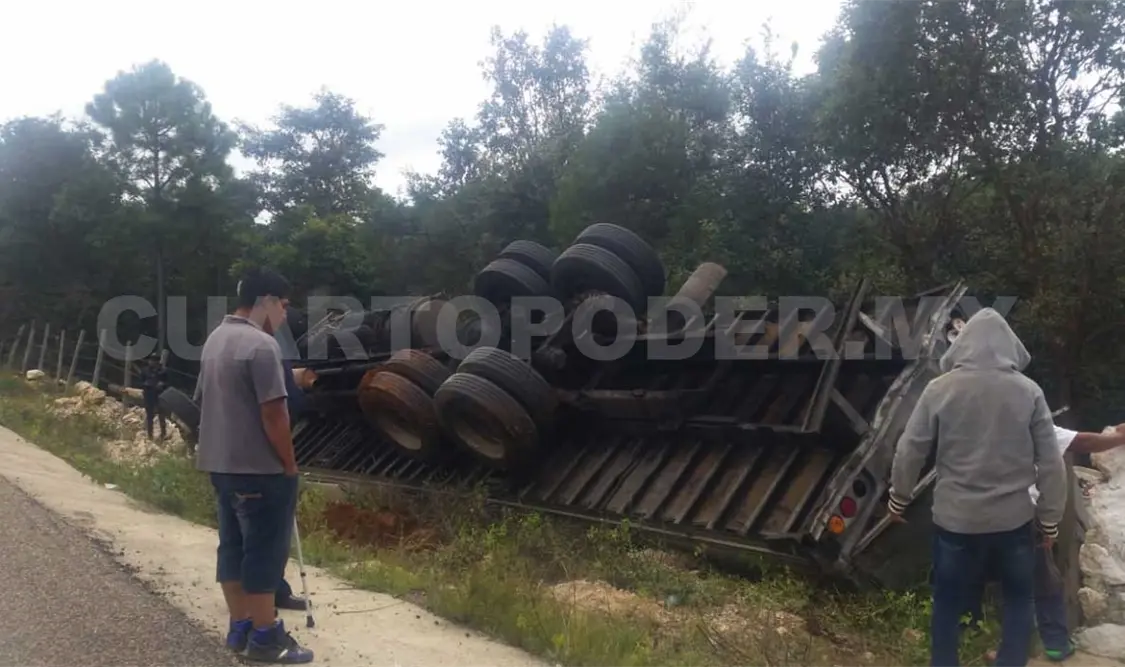 Vuelca camión; llevaba toneladas de cebolla