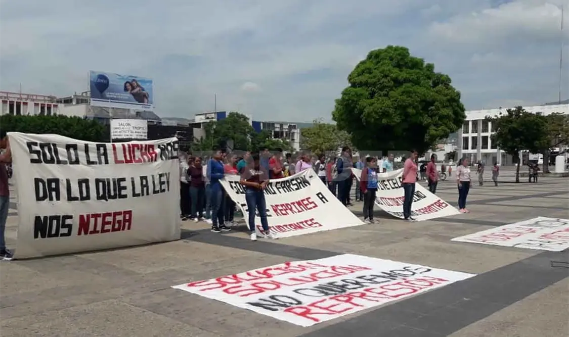 Normalistas marchan y piden audiencia