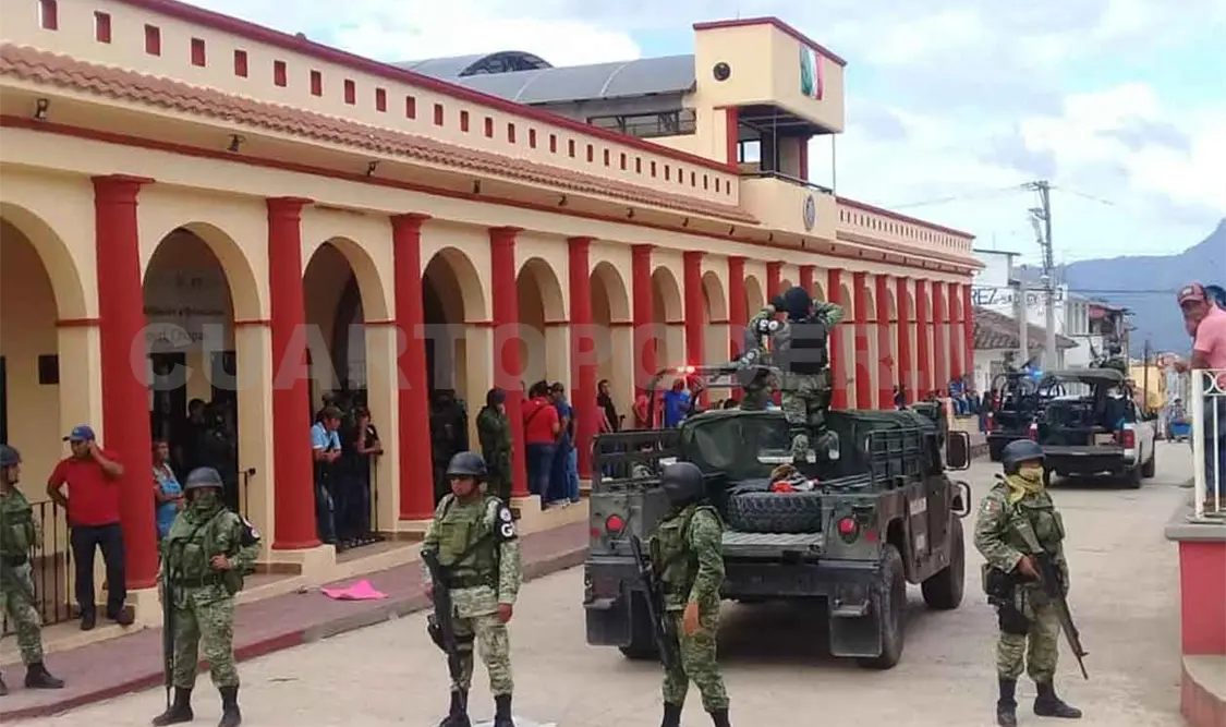 Retienen a dos funcionarios municipales en Simojovel