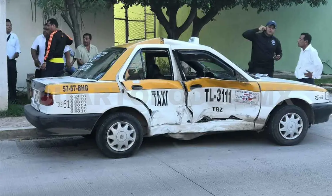 Camioneta impacta a imprudente taxista