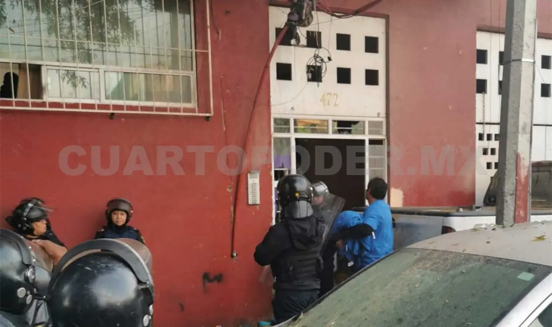 Queman a policías para evitar desalojo