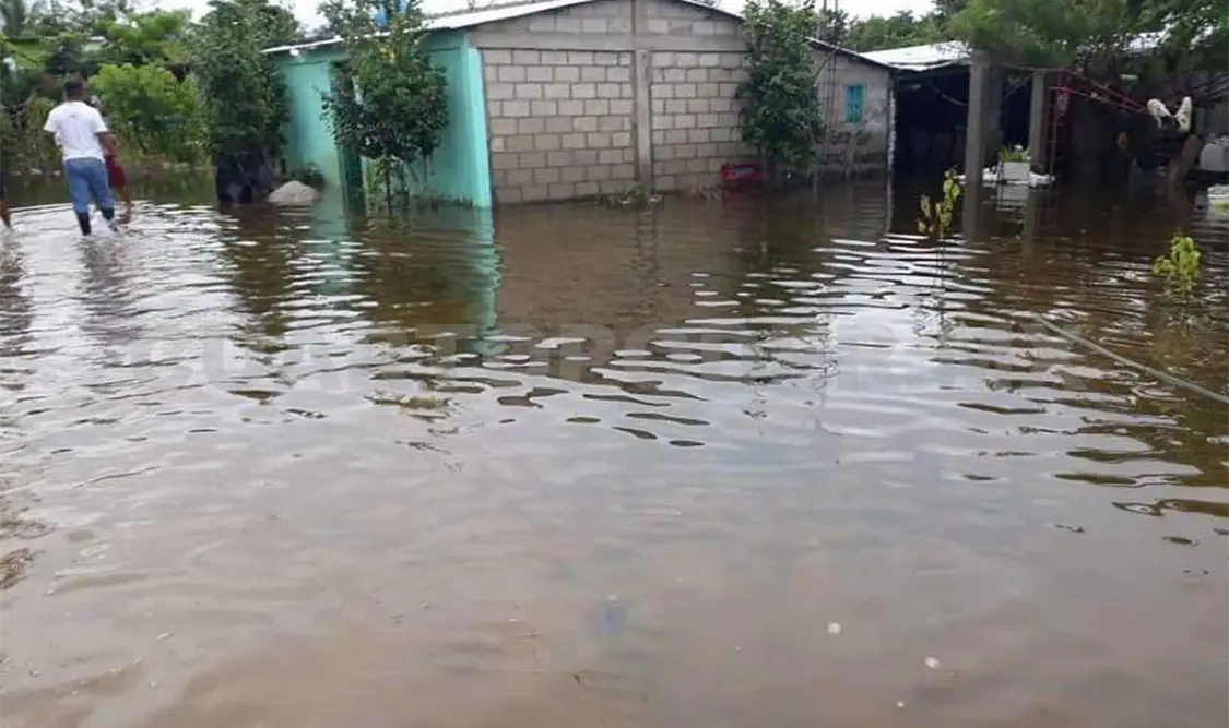 Se desbordan ríos por ciclón tropical