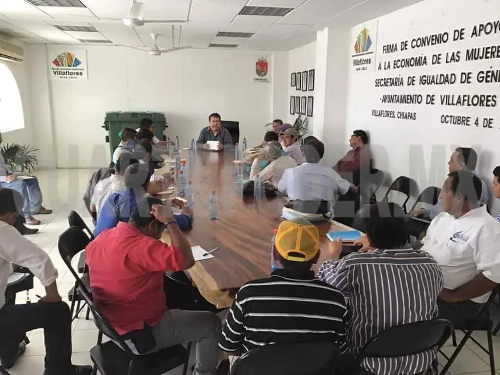 Mariano Rosales alcalde de Villaflores, escucha a los comisariados ejidales y prioriza las obras con su apoyo. Cortesía