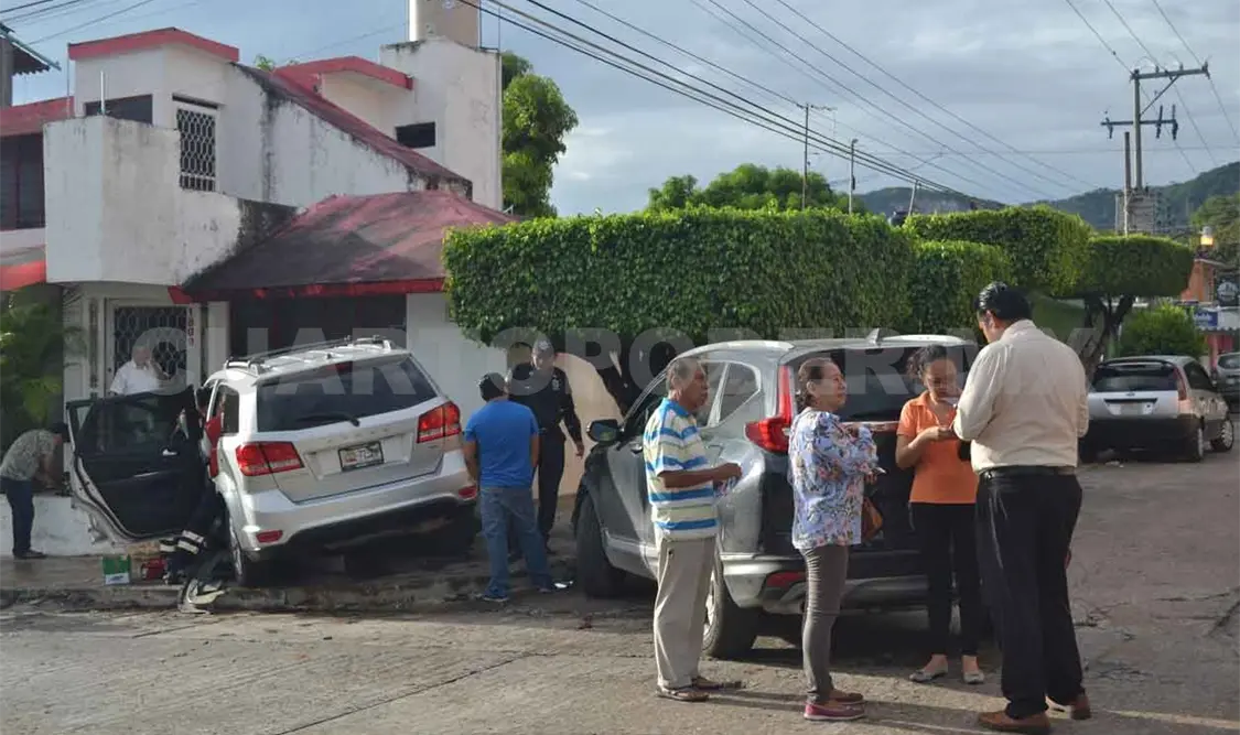 Conductora provoca percance vial y resulta lesionada