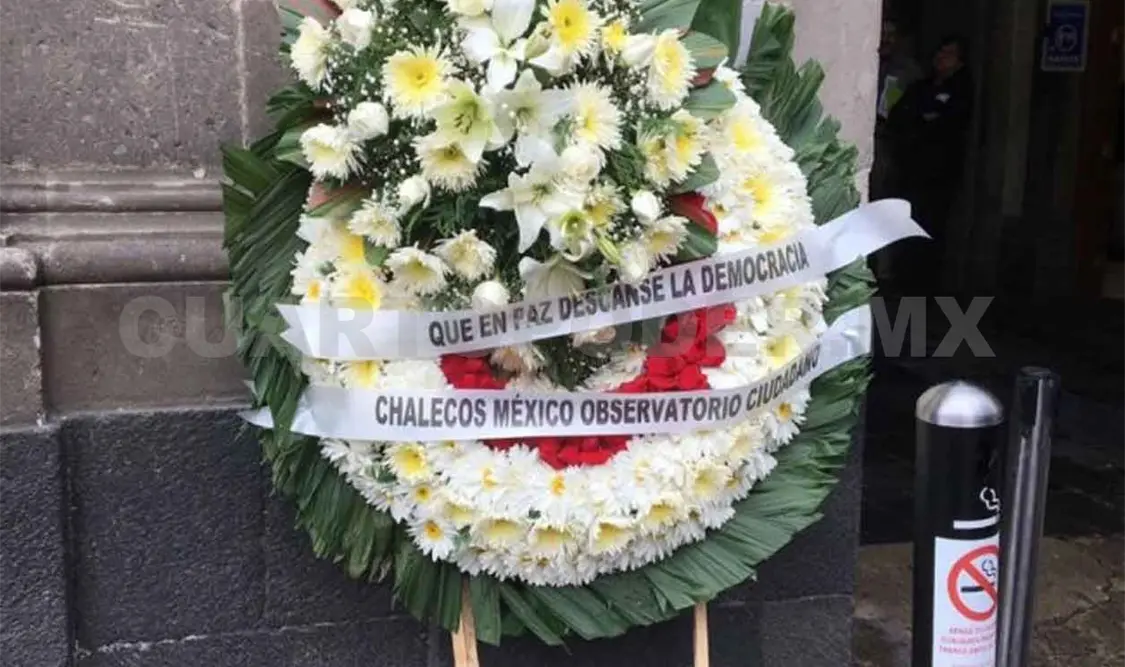 Organizaciones dejan corona fúnebre en Palacio