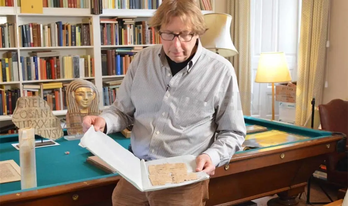 Dirk Obbink habría vendido dos lotes con once pedazos del documento en 2010. Cortesía