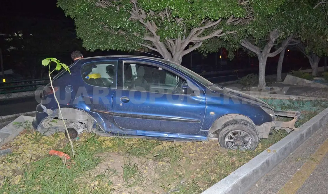Abandonan Peugeot tras quedar sobre el camellón