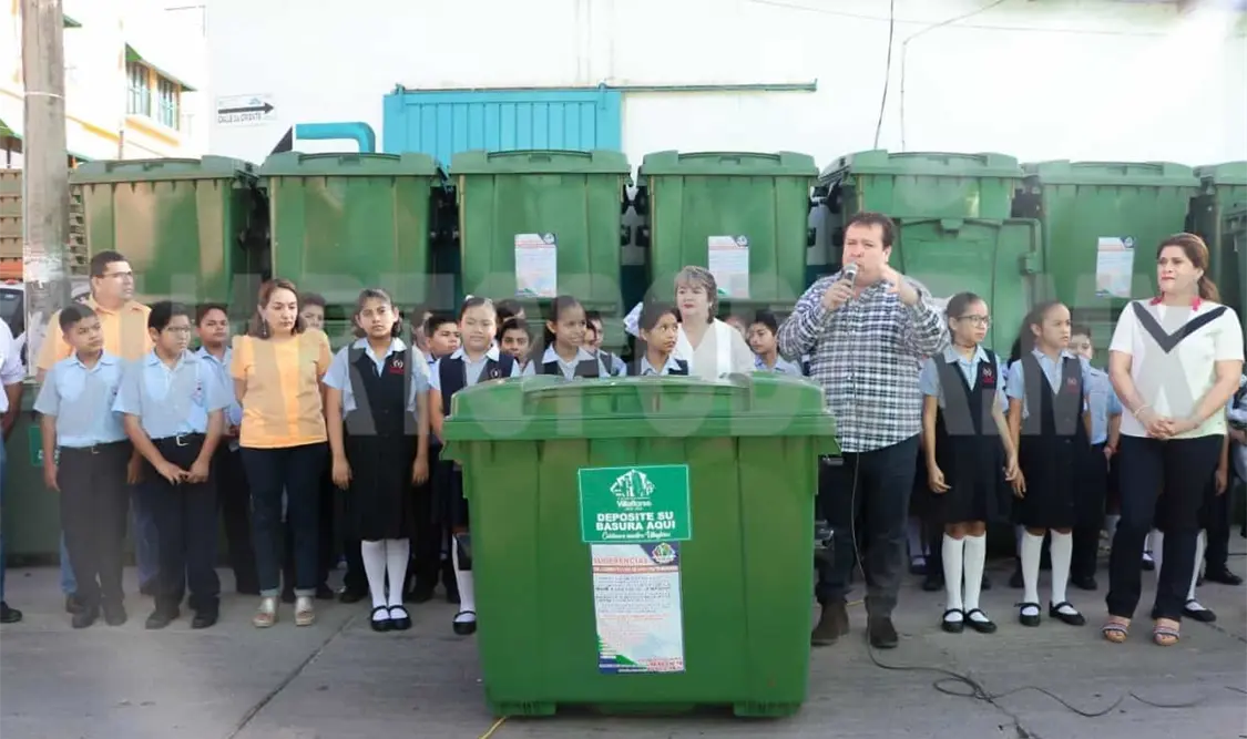 Rosales Zuarth dio este viernes el banderazo de la colocación de casi 300 contenedores para basura. CP
