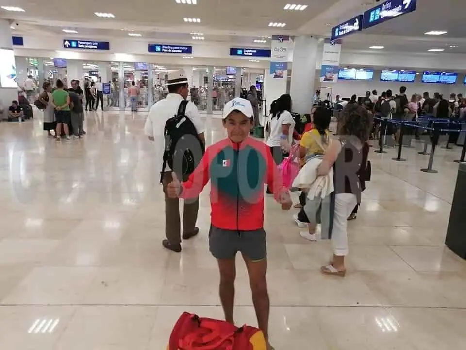 El chiapanecos De los Santos esperando el vuelo que lo llevó a la ciudad francesa de Albi, sede del evento. Cortesía