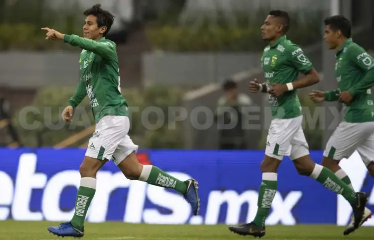 León viene de atrás y derrota a Pumas