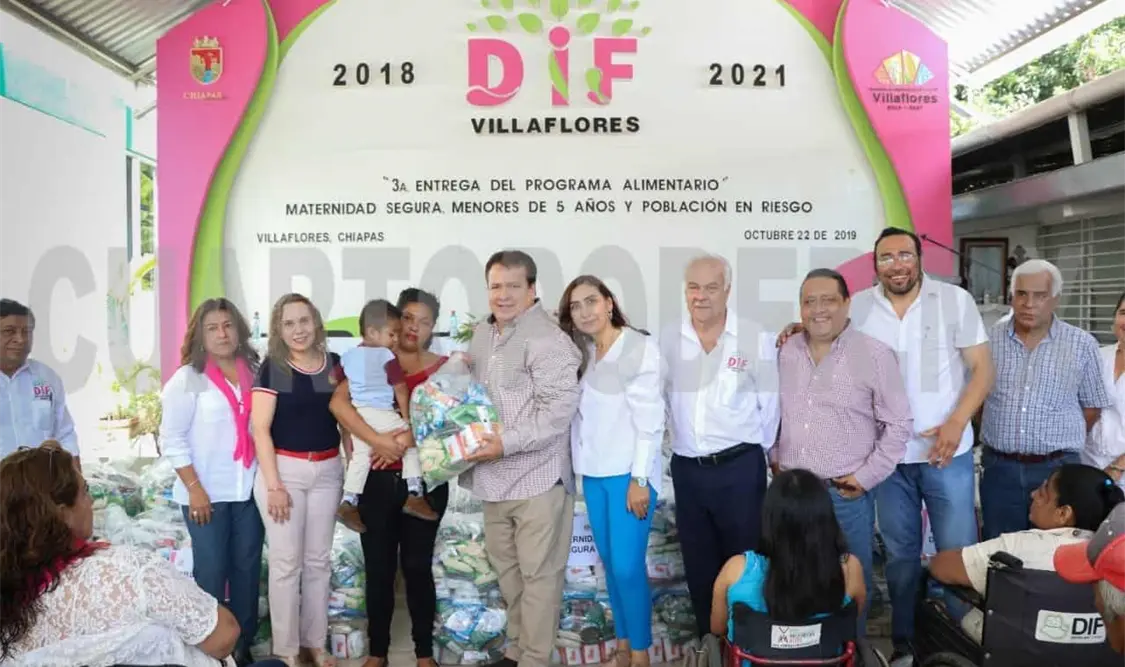 El alcalde de Villaflores, Mariano Rosales y su esposa Margarita Sarmiento dan cumplimiento a programa de asistencia social. Cortesía