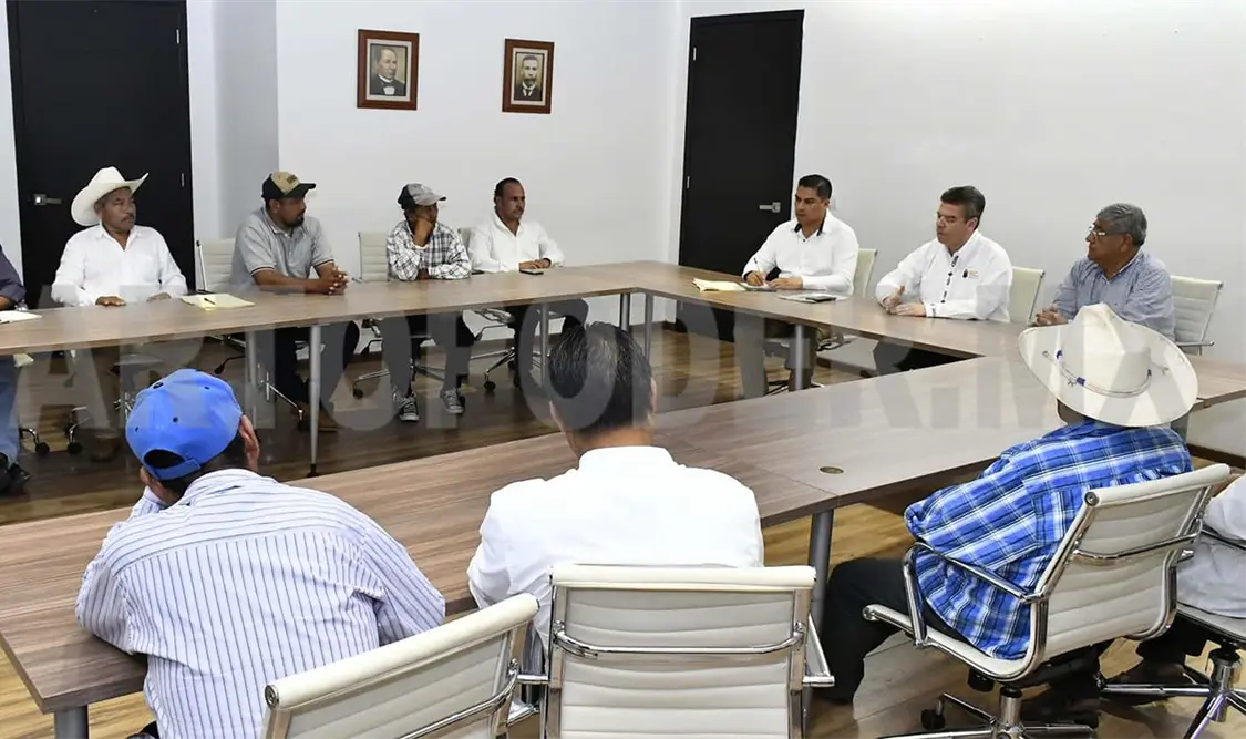 En reunión, el titular de la política interna de la entidad, Ismael Brito llamó a comuneros de la Casa del Pueblo a mantener el diálogo para la solución de conflictos agrarios. Cortesía