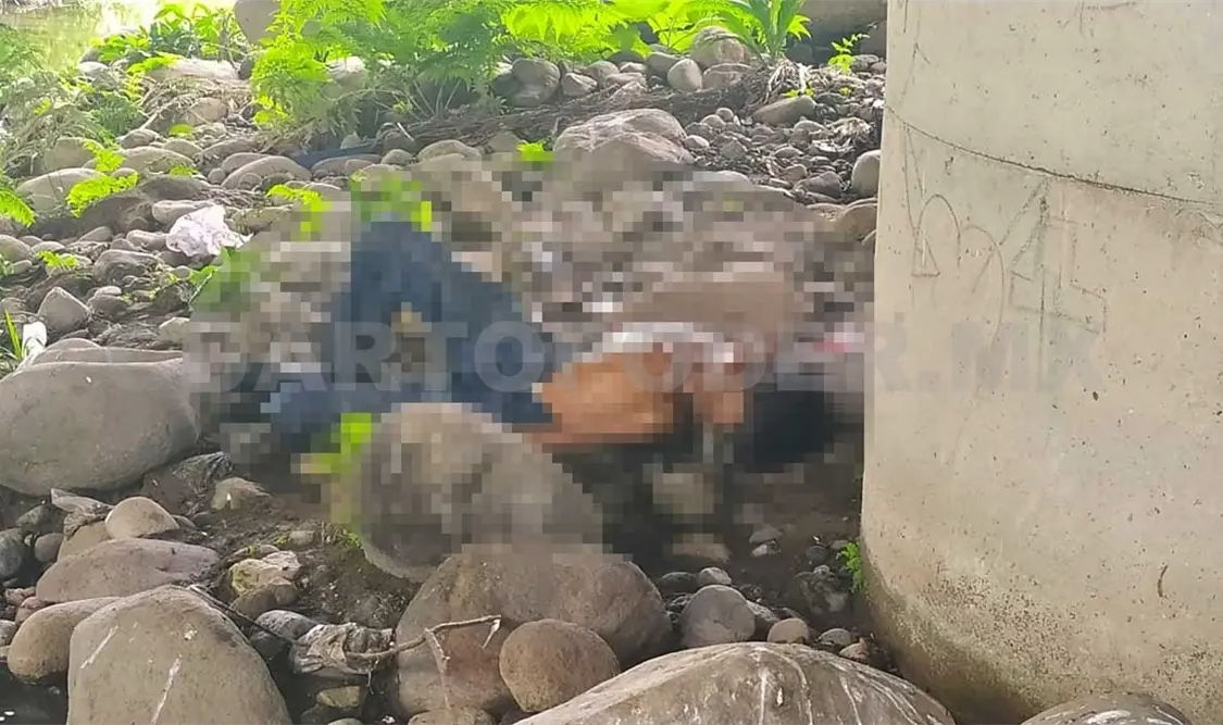 Apareció muerto debajo de un puente vehicular