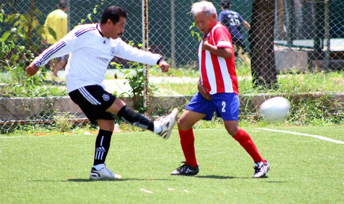Parma y Deportivo Gluck se medirán en uno de los juegos más emocionantes de los cuartos de final de la Liga de Veteranos de Futbol Soccer. Guillermo Ramos/CP