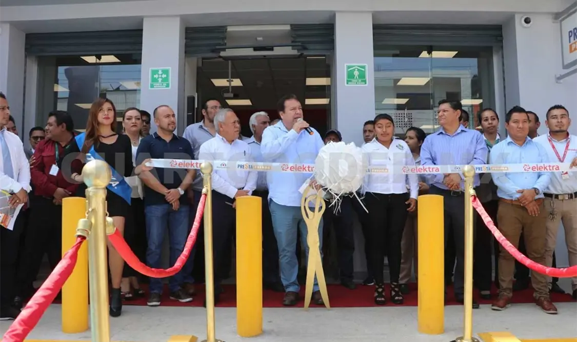 Inaugura alcalde Mega Elektra Villaflores