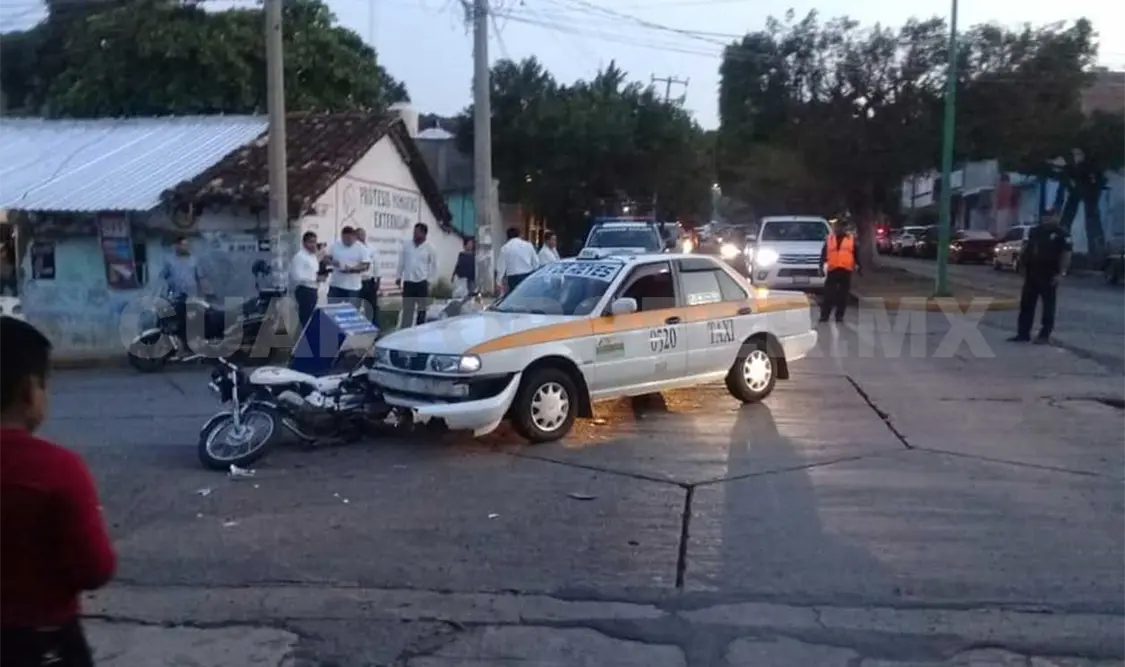 Motociclista lesionado tras ser impactado por taxi