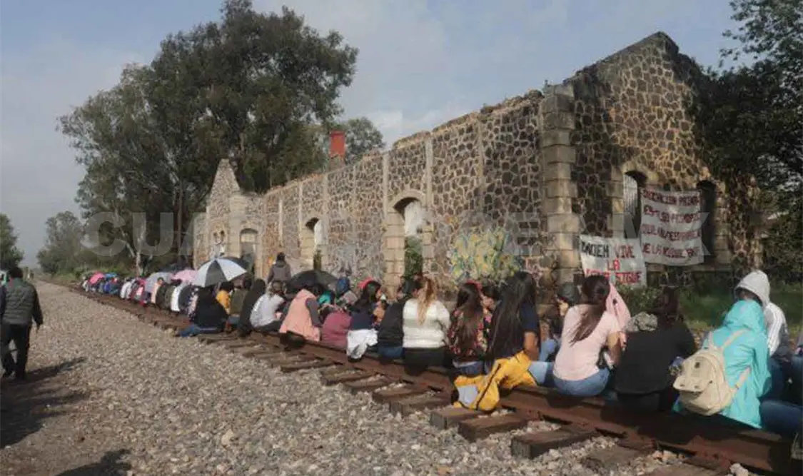Normalistas liberan vías del tren