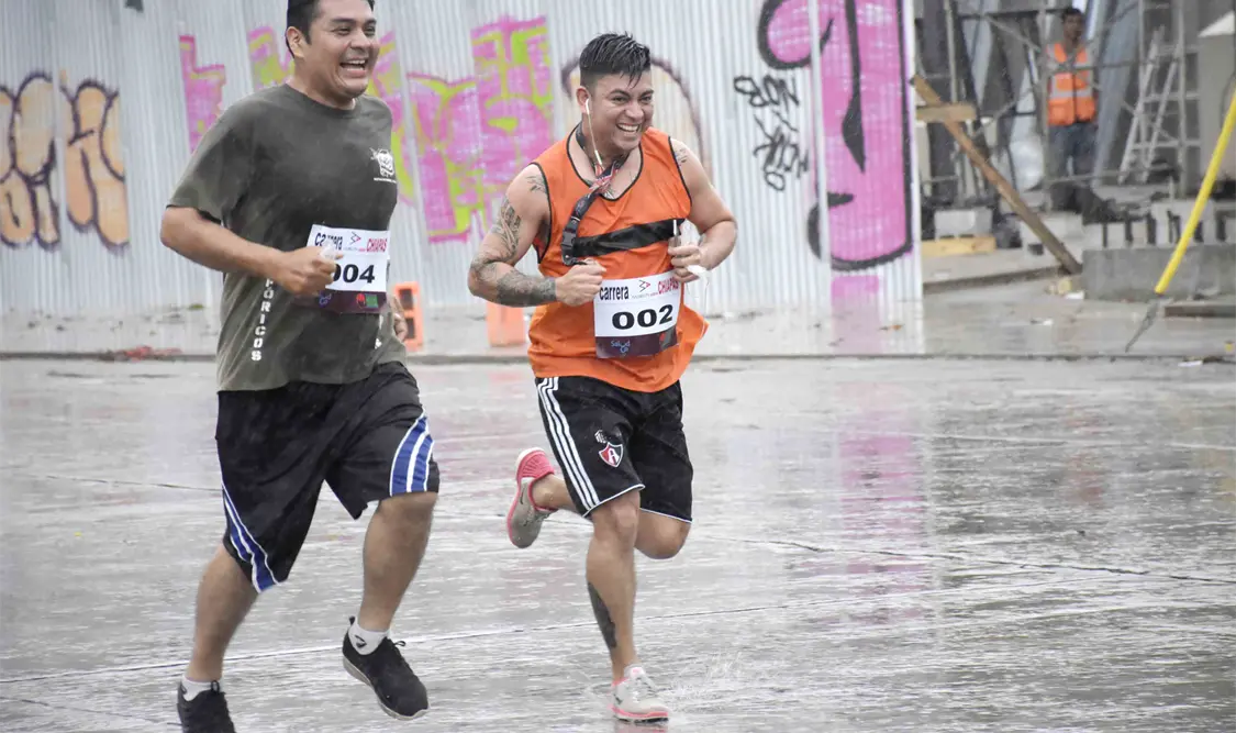La lluvia que acompañó a los corredores en toda la ruta no fue impedimento para que pudieran terminarla. Guillermo Ramos/CP