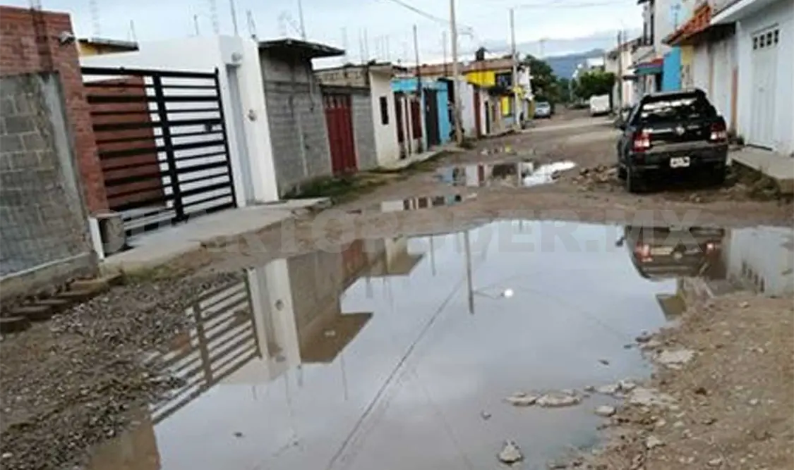 Exponen que en las calles hay agua que lleva varias semanas estancada. CP