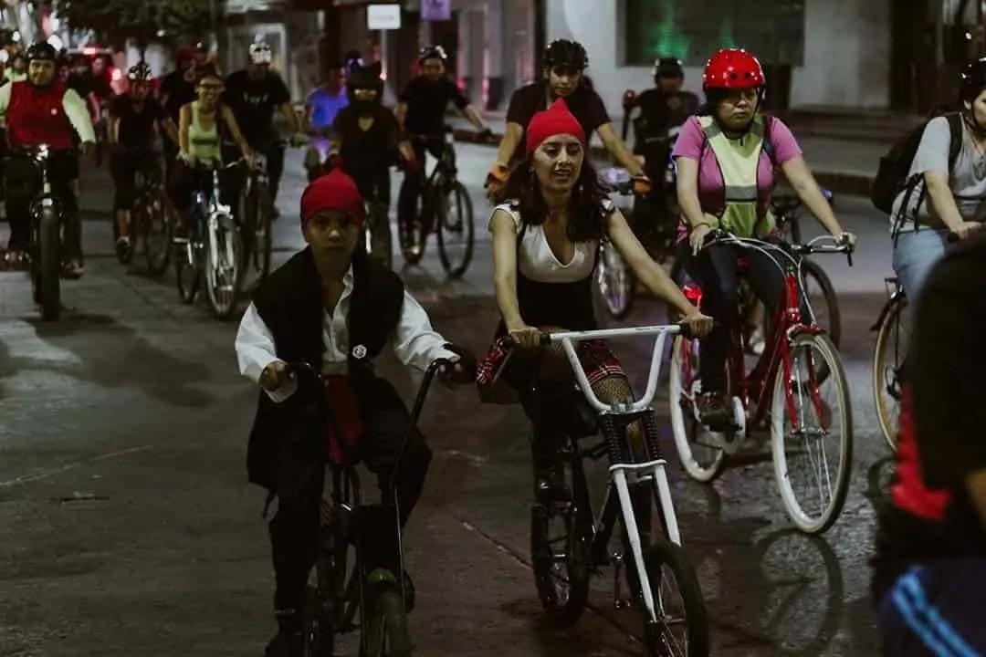 Esta rodada fue bajo la temática del Día de Muertos, por lo que la mayoría asistió disfrazado y se vivió una paseo ciclista muy tradicional. Cortesía