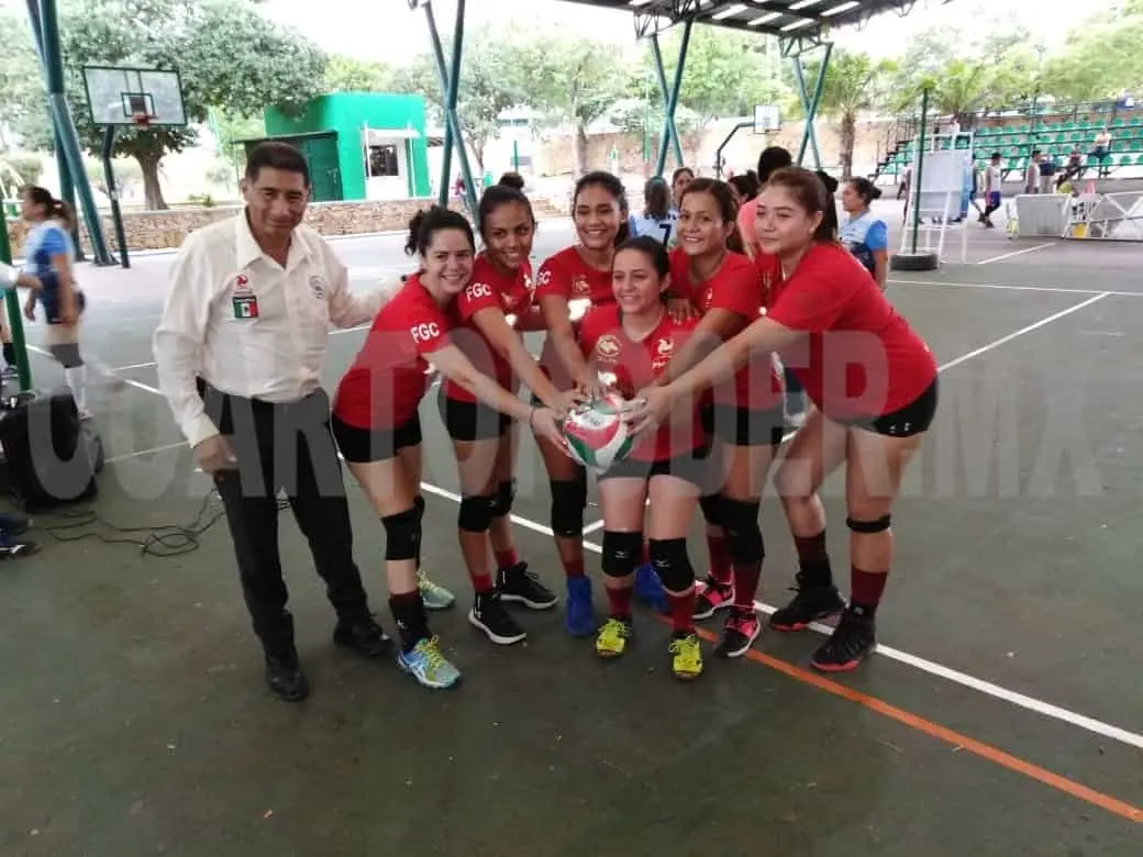 Tras los arduos juegos, las campeonas posan con el presidente de la liga y el balón profesional que ganaron. Cortesía
