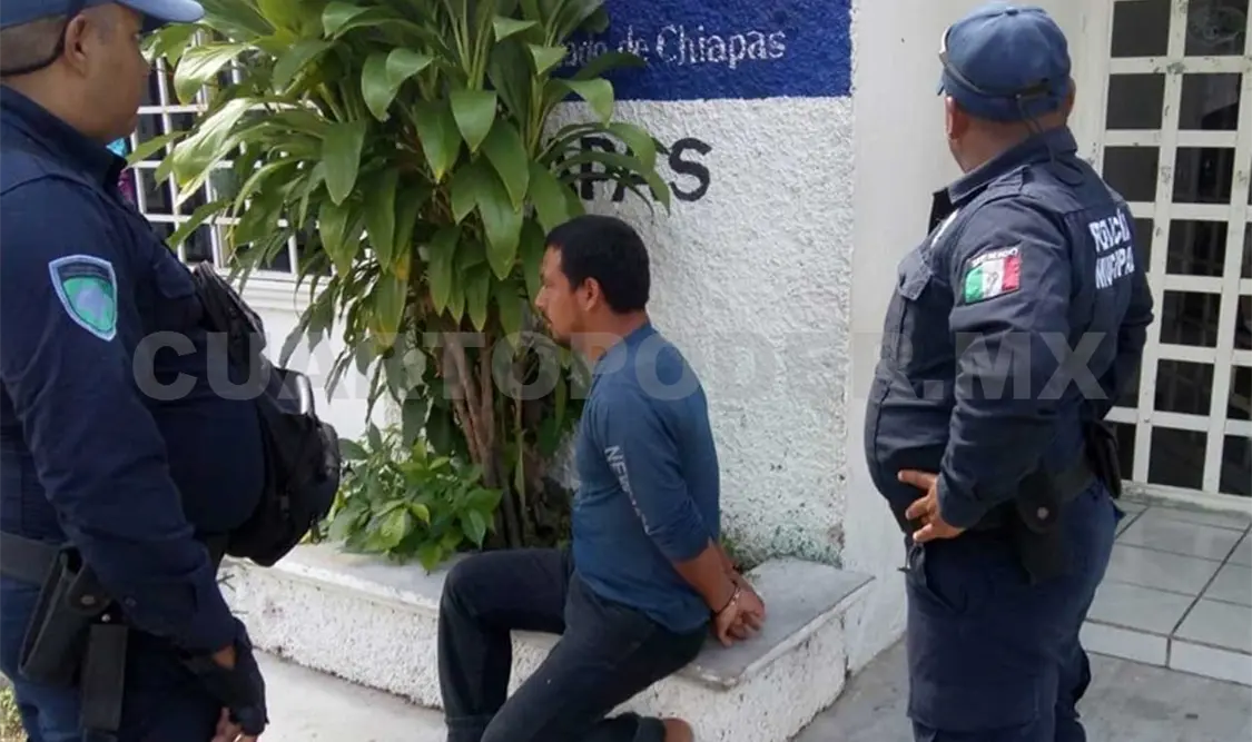 En la imagen donde lo llevan en calidad de detenido se aprecia al locutor que perdió hasta los zapatos. CP