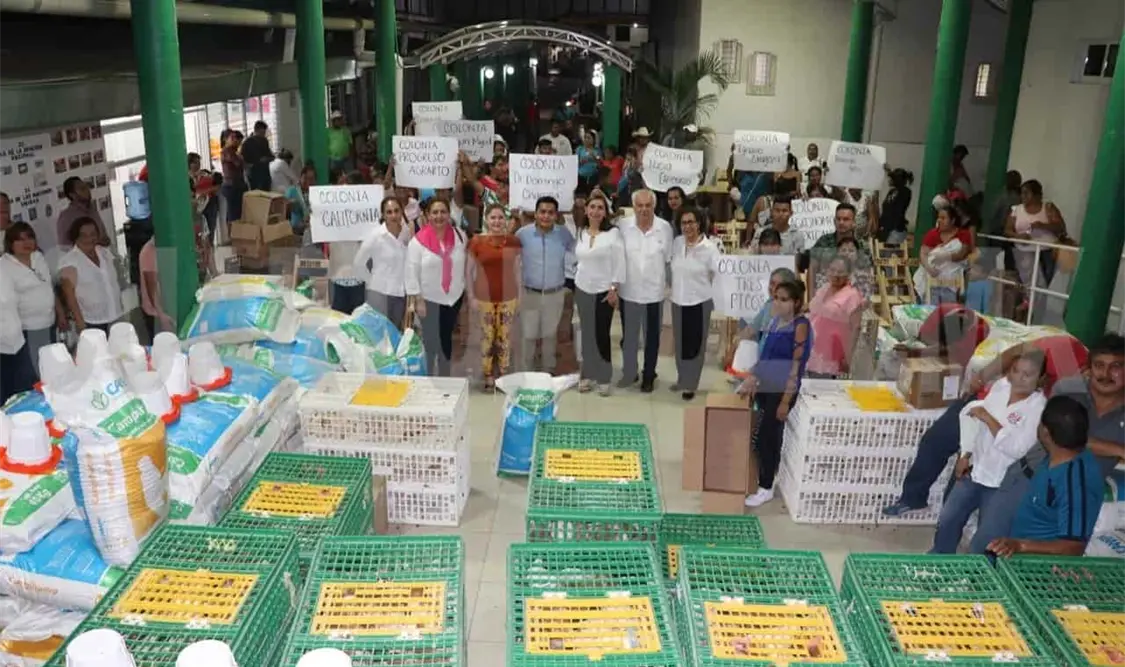 Entrega DIF paquetes productivos en Villaflores
