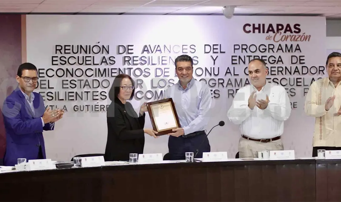 El gobernador Rutilio Escandón recibió un reconocimiento de manos de Mami Mizutori. CP