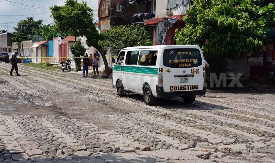 A balazos ejecutan a chofer de combi