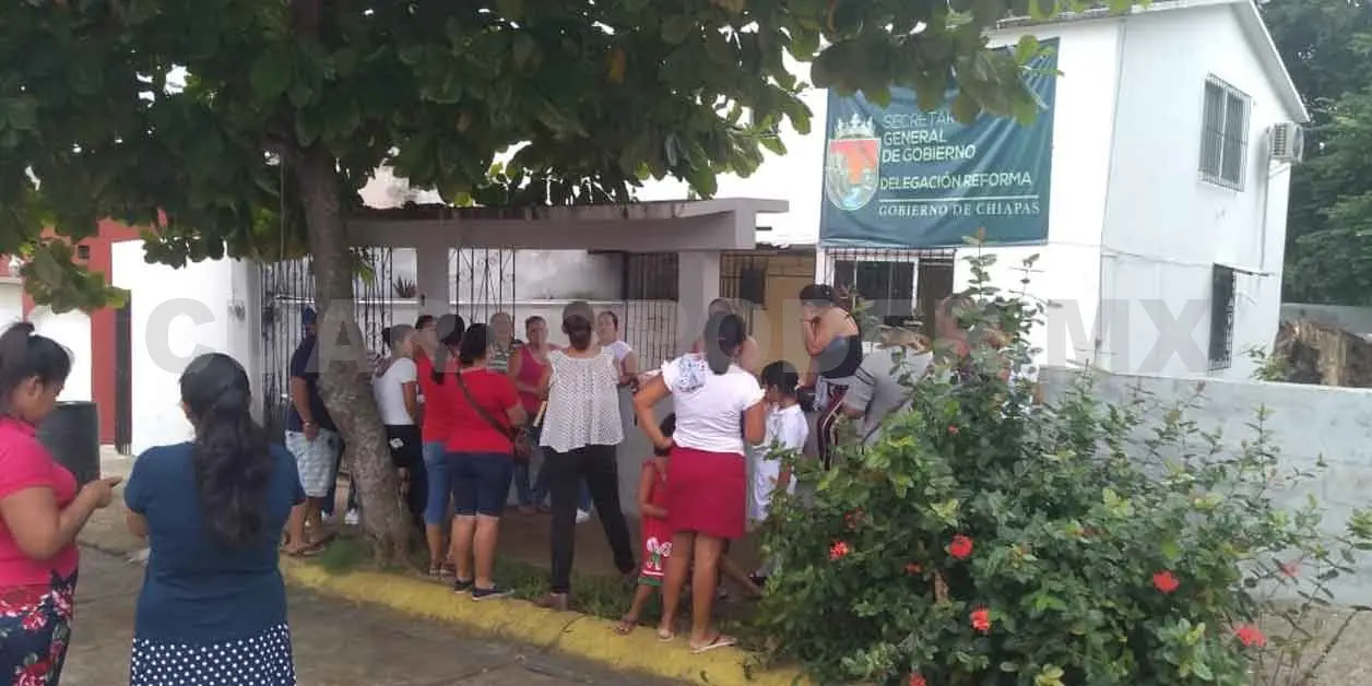 Padres inconformes cierran escuela