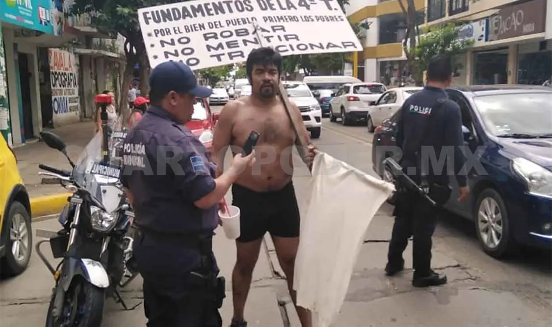 Ciudadano realiza protesta en ropa interior