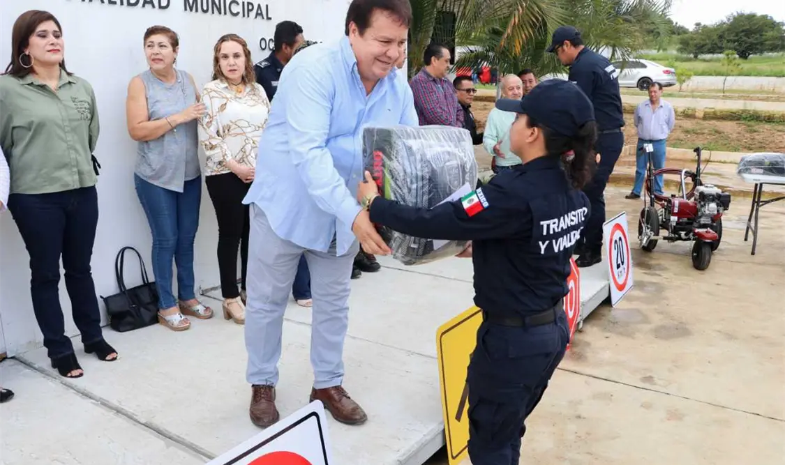 El presidente municipal Mariano Rosales Zuarth encabezó la entrega de uniformes, equipos y patrullas a la Policía de Tránsito. CP