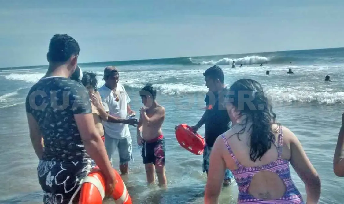 Tuxtlecos son rescatados de ahogarse en Puerto Arista