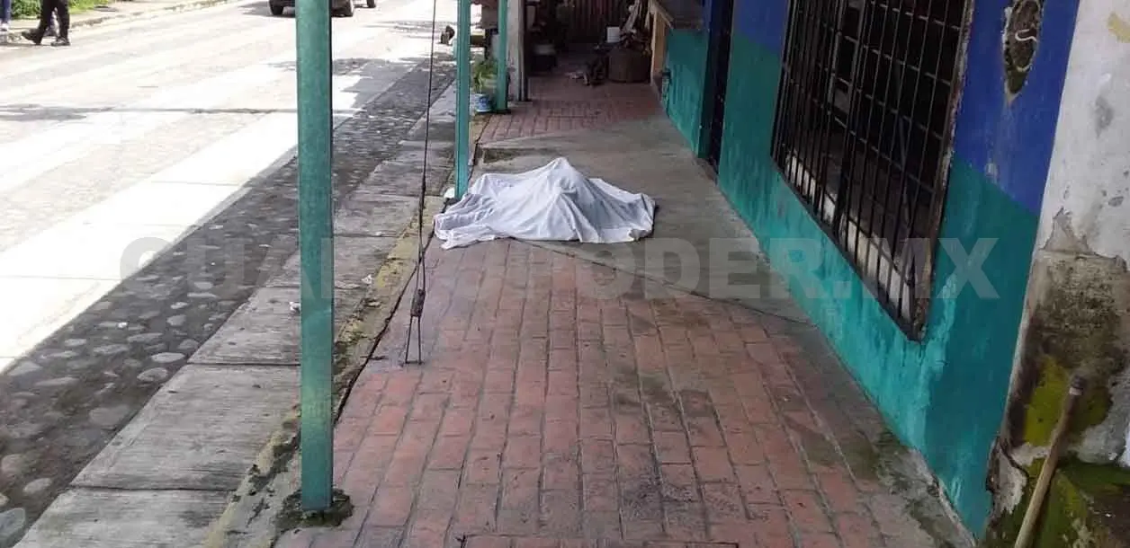 Muere indigente en plena vía pública