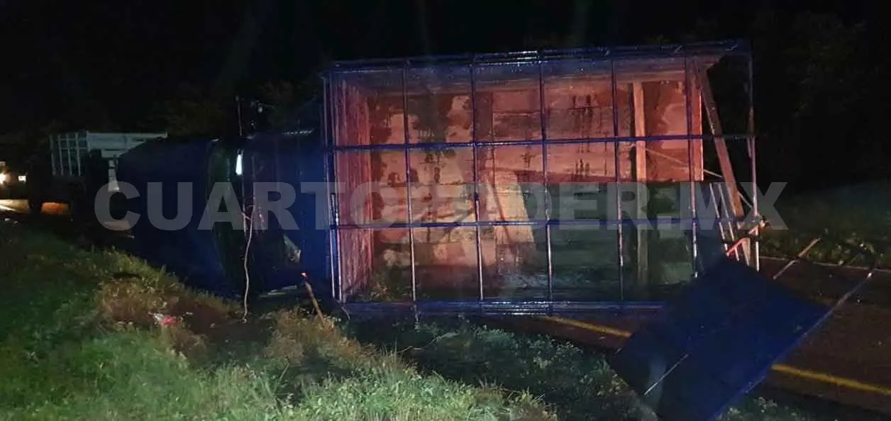 Vuelca camión sobre la carretera Costera